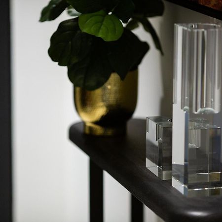 One Global Resorts Green Square Sydney Zewnętrze zdjęcie A vase and candle holder